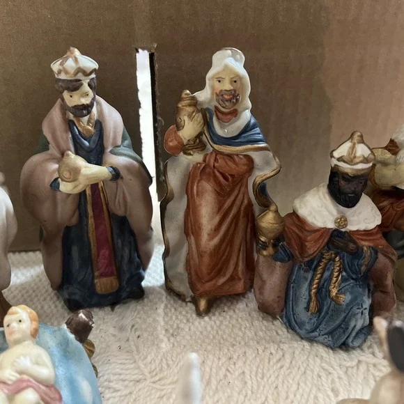 Vintage 8-Piece Hand Painted Porcelain Partial Nativity Set - Picture 2 of 8